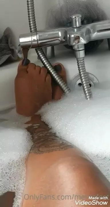 Solo instagram ebony rea fit bathing sexy feet and toes